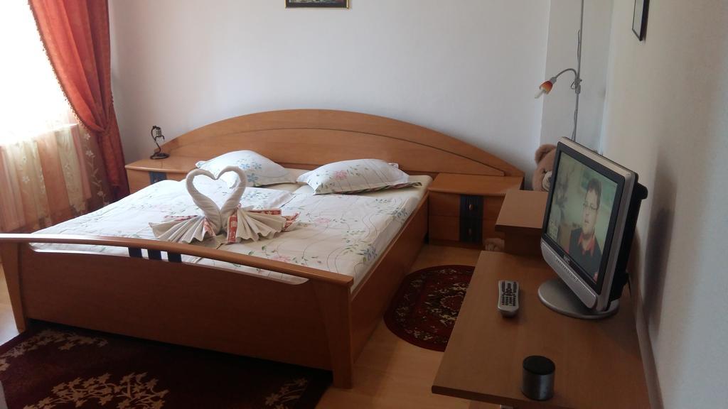 Pensiunea Claudiu Caransebeş Esterno foto